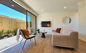 Cosy Central Home - Walk To Cbd & Free Escooters!